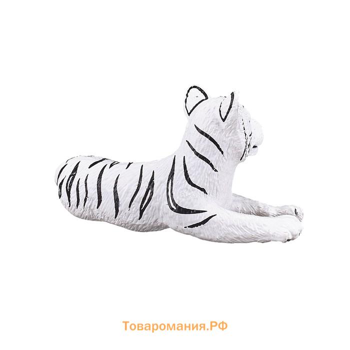 Фигурка Konik «Белый тигрёнок (лежащий)»